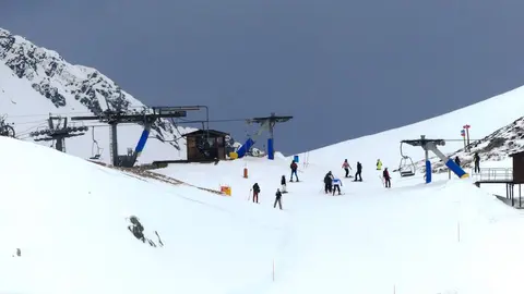 San Isidro abre la temporada 2025-26 con los primeros descensos del puente La estación leonesa inicia la campaña invernal con siete remontes, nueve pistas y nueve kilómetros esquiables, y prevé ampliar las zonas abiertas en los próximos días.