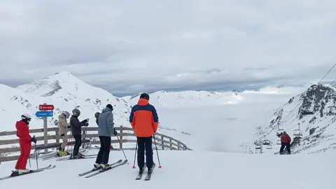 San Isidro abre la temporada 2025-26 con los primeros descensos del puente La estación leonesa inicia la campaña invernal con siete remontes, nueve pistas y nueve kilómetros esquiables, y prevé ampliar las zonas abiertas en los próximos días.