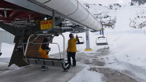 San Isidro abre la temporada 2025-26 con los primeros descensos del puente La estación leonesa inicia la campaña invernal con siete remontes, nueve pistas y nueve kilómetros esquiables, y prevé ampliar las zonas abiertas en los próximos días.