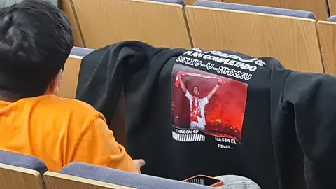 El acto central de la gala fue la gran subasta solidaria, que despertó enorme expectación tanto entre los asistentes presenciales como entre quienes siguieron el evento vía telemática.