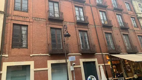 Dos proyectos promovidos por empresarios locales —un hotel boutique en el Palacio de los Marqueses de Villasinda y un cuatro estrellas en la esquina con Varillas— refuerzan la apuesta por un turismo de calidad en el corazón histórico de la ciudad. En las fotos, las imágenes de los inmuebles que serán reconvertidos en hoteles.