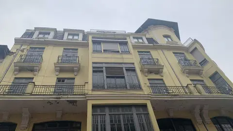 Dos proyectos promovidos por empresarios locales —un hotel boutique en el Palacio de los Marqueses de Villasinda y un cuatro estrellas en la esquina con Varillas— refuerzan la apuesta por un turismo de calidad en el corazón histórico de la ciudad. En las fotos, las imágenes de los inmuebles que serán reconvertidos en hoteles.