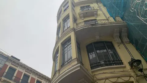 Dos proyectos promovidos por empresarios locales —un hotel boutique en el Palacio de los Marqueses de Villasinda y un cuatro estrellas en la esquina con Varillas— refuerzan la apuesta por un turismo de calidad en el corazón histórico de la ciudad. En las fotos, las imágenes de los inmuebles que serán reconvertidos en hoteles.