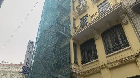 Dos proyectos promovidos por empresarios locales —un hotel boutique en el Palacio de los Marqueses de Villasinda y un cuatro estrellas en la esquina con Varillas— refuerzan la apuesta por un turismo de calidad en el corazón histórico de la ciudad. En las fotos, las imágenes de los inmuebles que serán reconvertidos en hoteles.