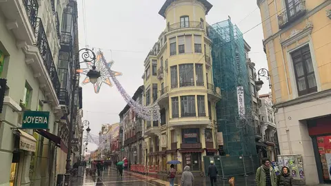 Dos proyectos promovidos por empresarios locales —un hotel boutique en el Palacio de los Marqueses de Villasinda y un cuatro estrellas en la esquina con Varillas— refuerzan la apuesta por un turismo de calidad en el corazón histórico de la ciudad. En las fotos, las imágenes de los inmuebles que serán reconvertidos en hoteles.