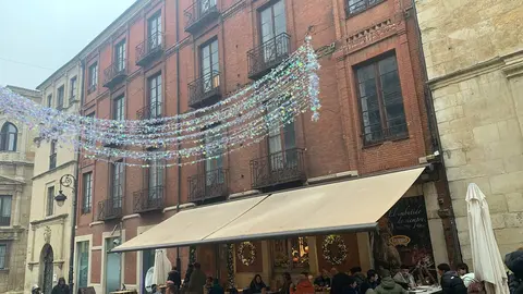 Dos proyectos promovidos por empresarios locales —un hotel boutique en el Palacio de los Marqueses de Villasinda y un cuatro estrellas en la esquina con Varillas— refuerzan la apuesta por un turismo de calidad en el corazón histórico de la ciudad. En las fotos, las imágenes de los inmuebles que serán reconvertidos en hoteles.