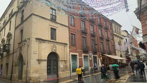 Dos proyectos promovidos por empresarios locales —un hotel boutique en el Palacio de los Marqueses de Villasinda y un cuatro estrellas en la esquina con Varillas— refuerzan la apuesta por un turismo de calidad en el corazón histórico de la ciudad. En las fotos, las imágenes de los inmuebles que serán reconvertidos en hoteles.