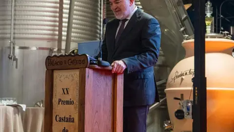 El prestigioso neurocirujano berciano Valle Folgueral fue el encargado de encender la Navidad en el Palacio de Canedo de Prada donde recibió un merecido homenaje a su trayectoria.
