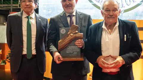 El prestigioso neurocirujano berciano Valle Folgueral fue el encargado de encender la Navidad en el Palacio de Canedo de Prada donde recibió un merecido homenaje a su trayectoria.