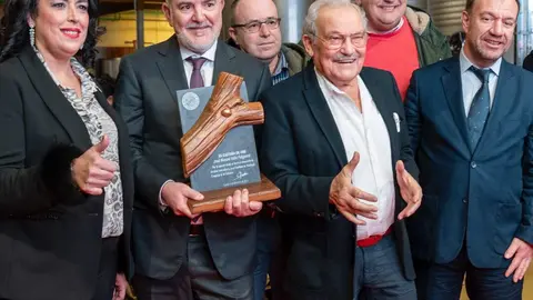 El prestigioso neurocirujano berciano Valle Folgueral fue el encargado de encender la Navidad en el Palacio de Canedo de Prada donde recibió un merecido homenaje a su trayectoria.