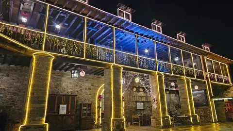 El prestigioso neurocirujano berciano Valle Folgueral fue el encargado de encender la Navidad en el Palacio de Canedo de Prada donde recibió un merecido homenaje a su trayectoria.