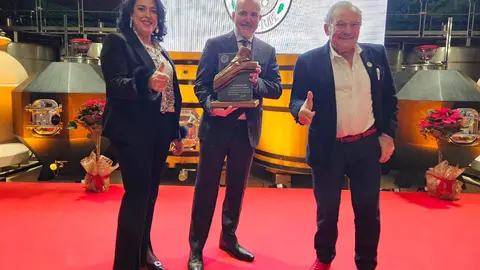 El prestigioso neurocirujano berciano Valle Folgueral fue el encargado de encender la Navidad en el Palacio de Canedo de Prada donde recibió un merecido homenaje a su trayectoria.