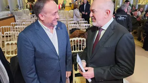 El prestigioso neurocirujano berciano Valle Folgueral fue el encargado de encender la Navidad en el Palacio de Canedo de Prada donde recibió un merecido homenaje a su trayectoria.