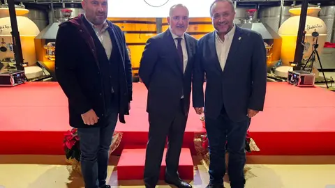 El prestigioso neurocirujano berciano Valle Folgueral fue el encargado de encender la Navidad en el Palacio de Canedo de Prada donde recibió un merecido homenaje a su trayectoria.