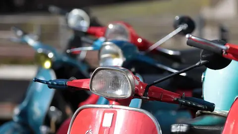 León acogió este sábado la clásica Scooter Run dentro del programa de actividades complementarias del festival Purple Weekeend. Foto: Peio García