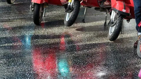 León acogió este sábado la clásica Scooter Run dentro del programa de actividades complementarias del festival Purple Weekeend. Foto: Peio García