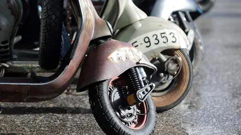 León acogió este sábado la clásica Scooter Run dentro del programa de actividades complementarias del festival Purple Weekeend. Foto: Peio García