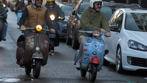 León acogió este sábado la clásica Scooter Run dentro del programa de actividades complementarias del festival Purple Weekeend. Foto: Peio García