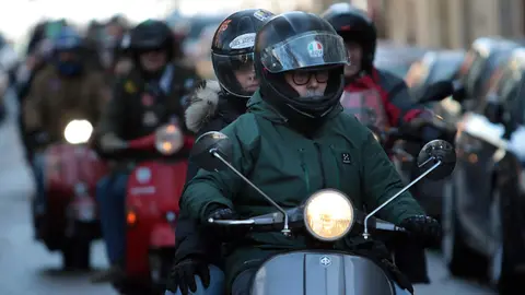 León acogió este sábado la clásica Scooter Run dentro del programa de actividades complementarias del festival Purple Weekeend. Foto: Peio García