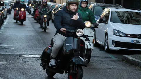 León acogió este sábado la clásica Scooter Run dentro del programa de actividades complementarias del festival Purple Weekeend. Foto: Peio García