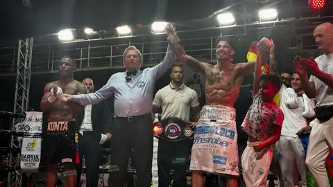 Barrul tumbó a Mendoza en el cuarto asalto y se colgó el cinturón del peso supergallo Iberoamericano de la Asociación Mundial de Boxeo (AMB) en una noche de fiesta en el Palacio que el alcalde José Antonio Díez no se quiso peder. Foto: J.A.D.