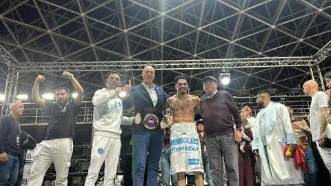 Barrul tumbó a Mendoza en el cuarto asalto y se colgó el cinturón del peso supergallo Iberoamericano de la Asociación Mundial de Boxeo (AMB) en una noche de fiesta en el Palacio que el alcalde José Antonio Díez no se quiso peder. Foto: J.A.D.