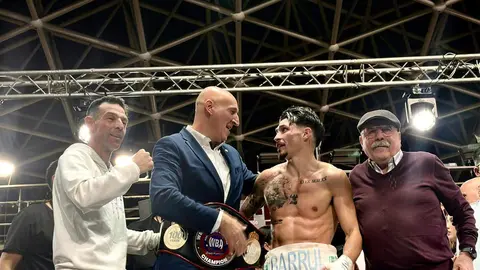 Barrul tumbó a Mendoza en el cuarto asalto y se colgó el cinturón del peso supergallo Iberoamericano de la Asociación Mundial de Boxeo (AMB) en una noche de fiesta en el Palacio que el alcalde José Antonio Díez no se quiso peder. Foto: J.A.D.