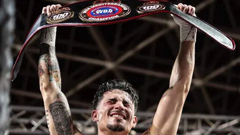 Barrul tumbó a Mendoza en el cuarto asalto y se colgó el cinturón del peso supergallo Iberoamericano de la Asociación Mundial de Boxeo (AMB) en una noche de fiesta en el Palacio que el alcalde José Antonio Díez no se quiso peder. Foto: CyDL