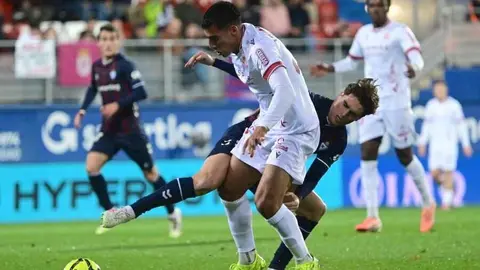 Cultural y Éibar disputan un encuentro sumamente intenso en Ipurúa. Duelo de altura en un encuentro muy igualado.