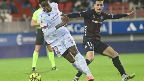 Cultural y Éibar disputan un encuentro sumamente intenso en Ipurúa. Duelo de altura en un encuentro muy igualado.