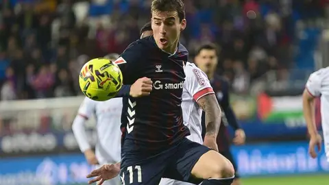 Cultural y Éibar disputan un encuentro sumamente intenso en Ipurúa. Duelo de altura en un encuentro muy igualado.