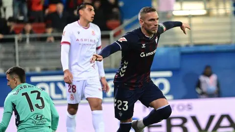 Cultural y Éibar disputan un encuentro sumamente intenso en Ipurúa. Duelo de altura en un encuentro muy igualado.