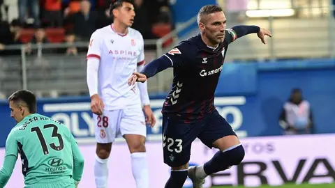 Cultural y Éibar disputan un encuentro sumamente intenso en Ipurúa. Duelo de altura en un encuentro muy igualado.