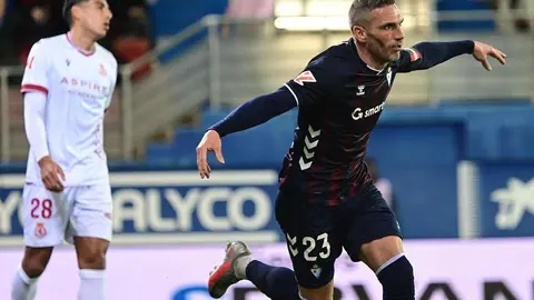 Cultural y Éibar disputan un encuentro sumamente intenso en Ipurúa. Duelo de altura en un encuentro muy igualado.