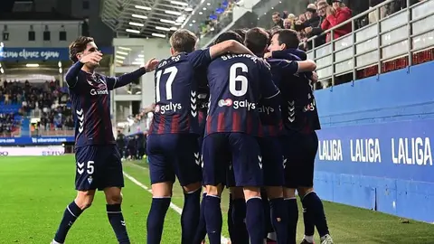 Cultural y Éibar disputan un encuentro sumamente intenso en Ipurúa. Duelo de altura en un encuentro muy igualado.