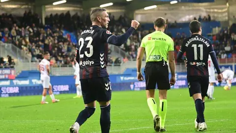 Cultural y Éibar disputan un encuentro sumamente intenso en Ipurúa. Duelo de altura en un encuentro muy igualado.