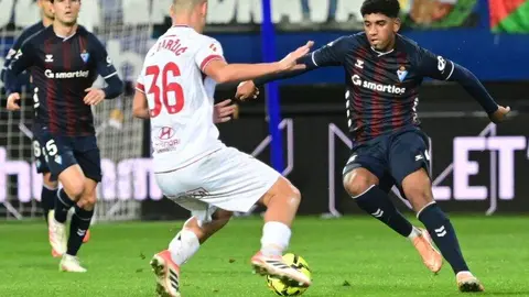 Cultural y Éibar disputan un encuentro sumamente intenso en Ipurúa. Duelo de altura en un encuentro muy igualado.