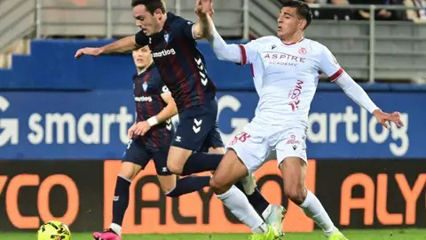 Cultural y Éibar disputan un encuentro sumamente intenso en Ipurúa. Duelo de altura en un encuentro muy igualado.