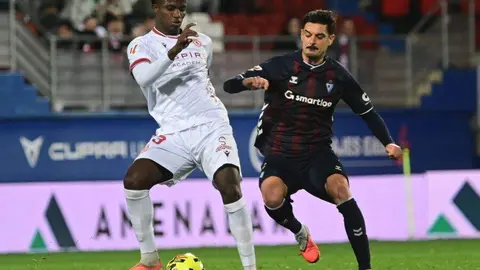 Cultural y Éibar disputan un encuentro sumamente intenso en Ipurúa. Duelo de altura en un encuentro muy igualado.