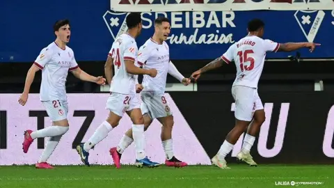 Cultural y Éibar disputan un encuentro sumamente intenso en Ipurúa. Duelo de altura en un encuentro muy igualado.