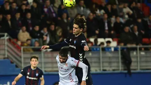 Cultural y Éibar disputan un encuentro sumamente intenso en Ipurúa. Duelo de altura en un encuentro muy igualado.