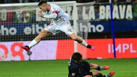 Cultural y Éibar disputan un encuentro sumamente intenso en Ipurúa. Duelo de altura en un encuentro muy igualado.