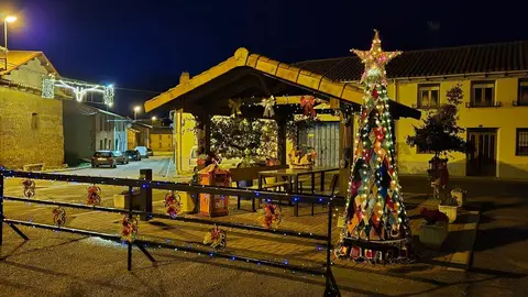 Concepción García Riol, vecina del pueblo leonés, cumple su sueño navideño tras medio año tejiendo en secreto un árbol único que ya ilumina la plaza mayor. Su hija Patrocinio y su amiga Encarna la ayudaron a levantarlo.
