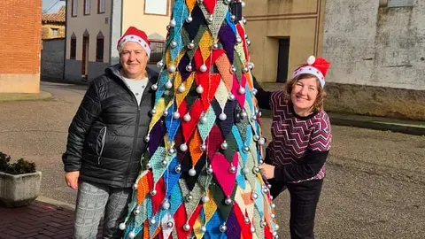 Concepción García Riol, vecina del pueblo leonés, cumple su sueño navideño tras medio año tejiendo en secreto un árbol único que ya ilumina la plaza mayor. Su hija Patrocinio y su amiga Encarna la ayudaron a levantarlo.