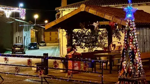 Concepción García Riol, vecina del pueblo leonés, cumple su sueño navideño tras medio año tejiendo en secreto un árbol único que ya ilumina la plaza mayor. Su hija Patrocinio y su amiga Encarna la ayudaron a levantarlo.