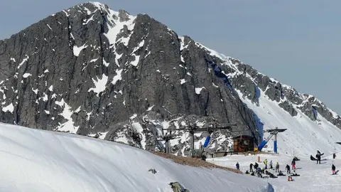La estación solo pudo abrir viernes y sábado por lluvia, humedad y viento, mientras que Valle Laciana–Leitariegos continúa sin iniciar la temporada. El lunes tampoco abrirá el complejo invernal.