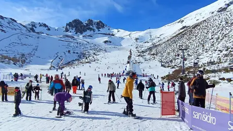 La estación solo pudo abrir viernes y sábado por lluvia, humedad y viento, mientras que Valle Laciana–Leitariegos continúa sin iniciar la temporada. El lunes tampoco abrirá el complejo invernal.