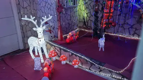 La 'casa de la Navidad' vuelve a iluminar todo León: un estallido de luces y color. Miles de luces led transforman cada diciembre una vivienda de San Andrés del Rabanedo en un reclamo festivo único, convertido ya en la iluminación más vistosa de todo León y su alfoz.