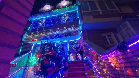 La 'casa de la Navidad' vuelve a iluminar todo León: un estallido de luces y color. Miles de luces led transforman cada diciembre una vivienda de San Andrés del Rabanedo en un reclamo festivo único, convertido ya en la iluminación más vistosa de todo León y su alfoz.