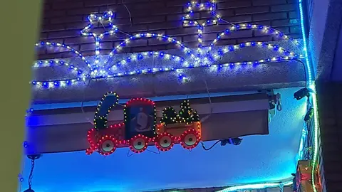 La 'casa de la Navidad' vuelve a iluminar todo León: un estallido de luces y color. Miles de luces led transforman cada diciembre una vivienda de San Andrés del Rabanedo en un reclamo festivo único, convertido ya en la iluminación más vistosa de todo León y su alfoz.